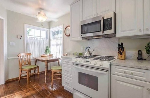Van Nuys House | SWEET & LOVELY 3 Bedroom House - Close to Hollywood/Beaches/Universal Studios