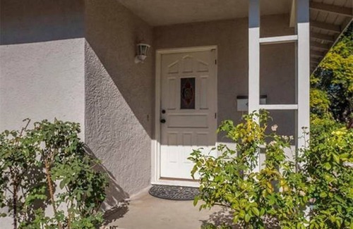 Van Nuys House | SWEET & LOVELY 3 Bedroom House - Close to Hollywood/Beaches/Universal Studios