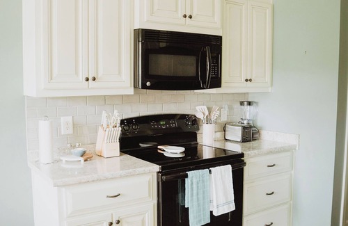 Perry House | Sweet Magnolia Mid-Term Stay! We are pet and family friendly!