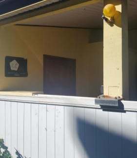 Faaa Bed & Breakfast | Sweet Mini Dortoir sur notre terrasse couverte pour vos transits entre deux vols by Kohutahia Lodge, 7 min by car to airport and town