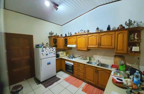 Faaa Bed & Breakfast | Sweet Mini Dortoir sur notre terrasse couverte pour vos transits entre deux vols by Kohutahia Lodge, 7 min by car to airport and town
