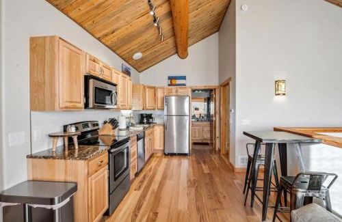 Michigan Hill House | Sweet MTN Cabin 2bedroom 2bath picturesque views