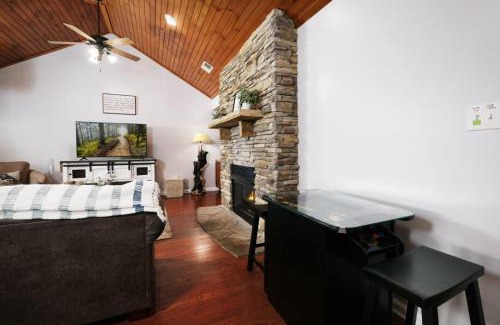 Pigeon Forge House | Sweet Pea Cottage Updated furnishings arcade game HOA Community Outdoor Pool