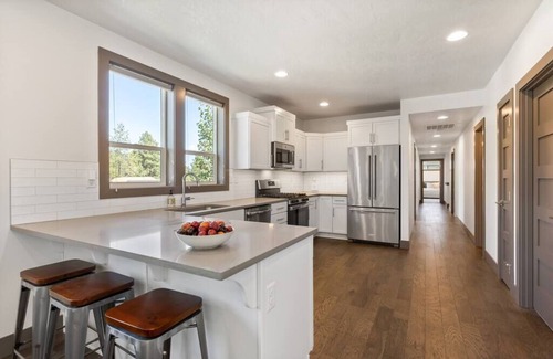 Southeast Bend House | Sweet Pea Retreat | New | Luxury | Pet OK