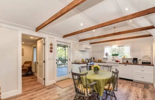 Loomis House | Sweet Pea’s Cottage: 45mins to the SNOW! Dog Friendly. 3bed/2bath