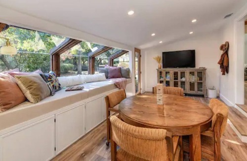 Loomis House | Sweet Pea’s Cottage: 45mins to the SNOW! Dog Friendly. 3bed/2bath