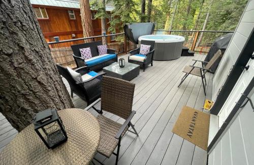 Tahoma House | Sweet Pine Deck Hot Tub Cozy Modern Interior Close to Ski Resort