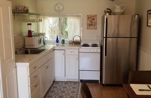 Eustis House | Sweet Quiet upstairs efficiency cottage overlooking a lake!