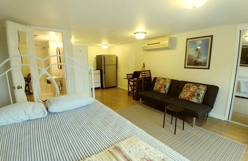 Eustis House | Sweet Quiet upstairs efficiency cottage overlooking a lake!
