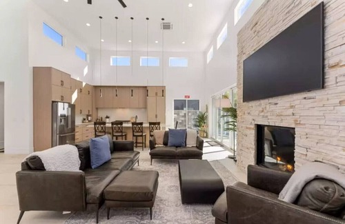 Hurricane Apartment | Sweet Retreat ~ Cooper Rock Golf ~ Pool ~ Hot Tub!