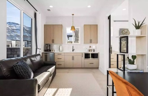 Hurricane Apartment | Sweet Retreat ~ Cooper Rock Golf ~ Pool ~ Hot Tub!