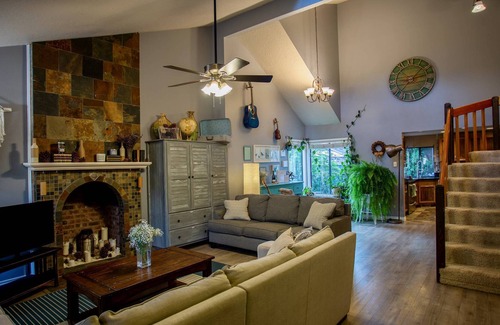 Bull Mountain House | Sweet Retreat on Fanno Creek, Private Backyard, Pet Friendly, Plush and Cozy, 5 Min to Food & Shops