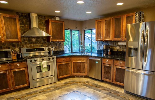 Bull Mountain House | Sweet Retreat on Fanno Creek, Private Backyard, Pet Friendly, Plush and Cozy, 5 Min to Food & Shops