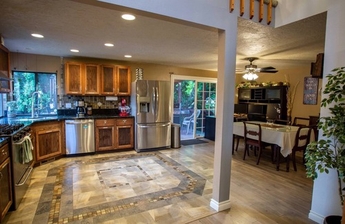Bull Mountain House | Sweet Retreat on Fanno Creek, Private Backyard, Pet Friendly, Plush and Cozy, 5 Min to Food & Shops