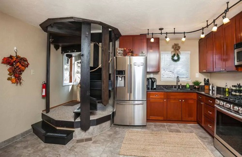 Mi-Wuk Village Cabin | Sweet Retreat: Private Lake Access! Ski Dodge, Swim Pinecrest, Fast WiFi & AC.