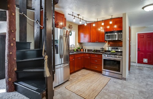 Mi-Wuk Village Cabin | Sweet Retreat: Private Lake Access! Ski Dodge, Swim Pinecrest, Fast WiFi & AC.