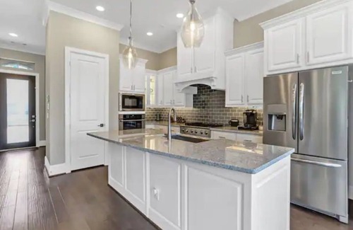 George Bush Park/Eldridge House | Sweet Retreat, Snug 3-Story 4-Bedroom Home Garage WiFi Pool