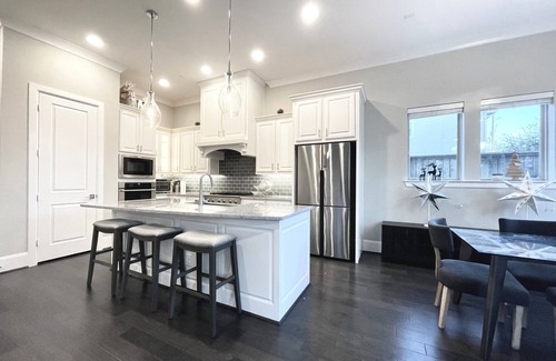 George Bush Park/Eldridge House | Sweet Retreat, Snug 3-Story 4-Bedroom Home Garage WiFi Pool