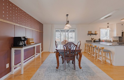 Midland House | Sweet Retreat W/2 King Rooms - Pet & Family Friendly! Fenced in yard