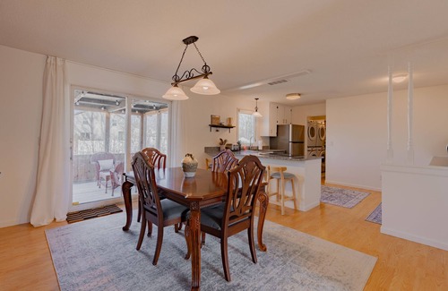 Midland House | Sweet Retreat W/2 King Rooms - Pet & Family Friendly! Fenced in yard