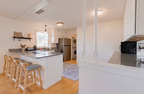 Midland House | Sweet Retreat W/2 King Rooms - Pet & Family Friendly! Fenced in yard