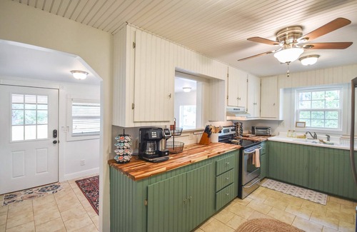 Southern Pines House | Sweet Retreat w/Fire Pit, Near Downtown & Golf