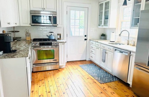 Portland House | Sweet Seaside Cottage!