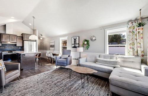 Seaview House | Sweet Seaview Home Near Beach and Trailhead!
