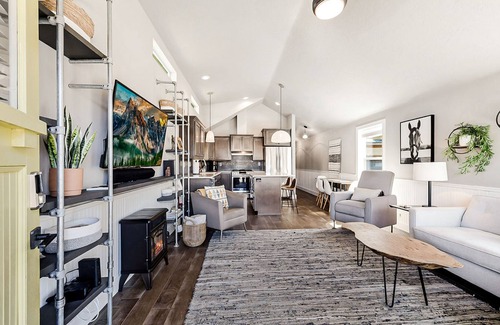 Seaview House | Sweet Seaview Home: Near Beach & Trailhead!