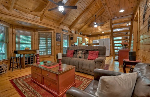 Blue Ridge Cabin | Sweet Serenity: Enchanting creek-front retreat, pet-friendly, with firepit, WiFi, excellent fishing, and scenic hiking trails for unforgettable tranquility
