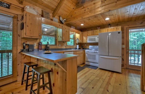 Blue Ridge Cabin | Sweet Serenity: Enchanting creek-front retreat, pet-friendly, with firepit, WiFi, excellent fishing, and scenic hiking trails for unforgettable tranquility