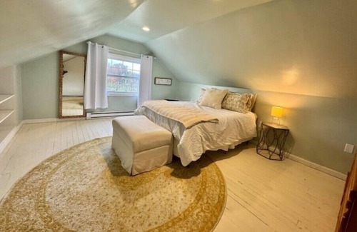 Wallingford Center Apartment | Sweet sparkling clean 1 bedroom