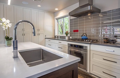 Old Bend House | Sweet Spot- Oasis in Walkable Old Bend, Salt Hot Tub, AC, 100+mbps Wifi, 30 nts