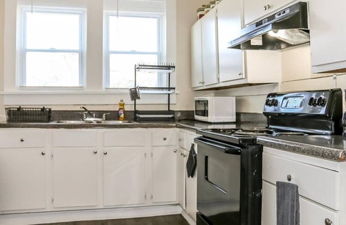 Vollintine-Evergreen House | Sweet Stay- Charming two bedroom Townhouse in Midtown Memphis.