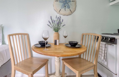 Downtown Cannon Beach Apartment | Sweet Studio Cottage with Deck close to Beach and Downtown
