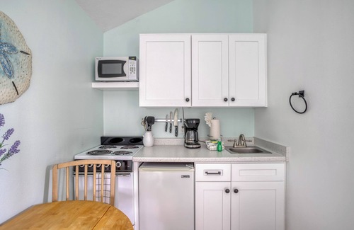 Downtown Cannon Beach Apartment | Sweet Studio Cottage with Deck close to Beach and Downtown