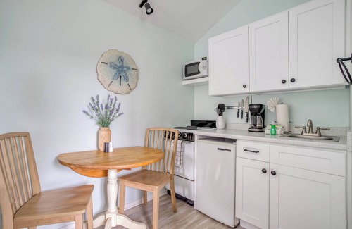 Downtown Cannon Beach Apartment | Sweet Studio Cottage with Deck close to Beach and Downtown