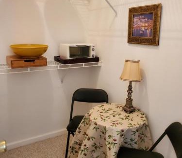 Oxford Apartment | Sweet Studio En Suite Available!