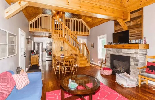 Unorganized Centre Parry Sound Cottage | Sweet Summer Retreat~private beach, hot tub, 3 brm