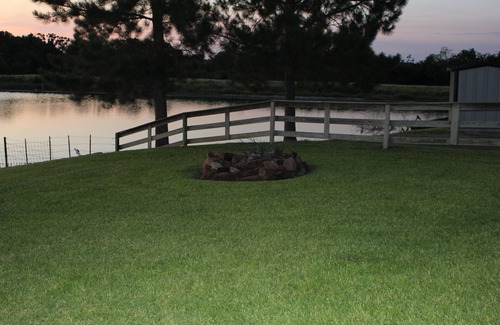 Van Zandt County Cabin | Sweet summertime dates at Lake Side Cabin