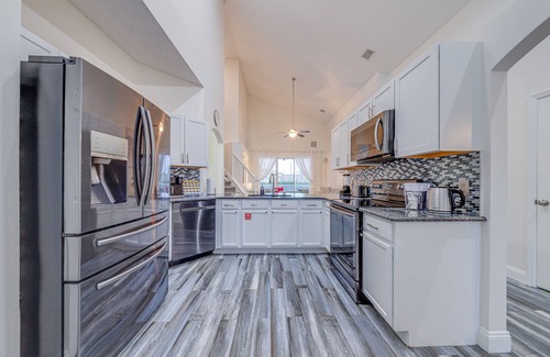 Davenport House | Sweet Sunshine Retreat near Disney. 4 king beds. Free heated pool.