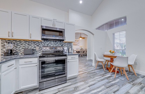 Davenport House | Sweet Sunshine Retreat near Disney. 4 king beds. Free heated pool.