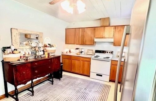 Cullman Cottage | Sweet Tea Cottage-Cullman-4mi. to Cullman Christkndlmarkt