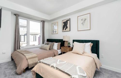 Erin Mills House | Sweet Townhouse with Rooftop Patio in Erin Mills