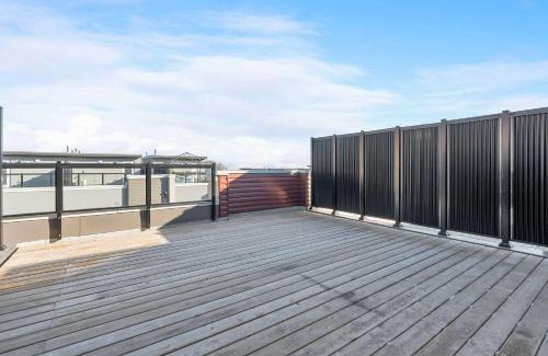 Erin Mills House | Sweet Townhouse with Rooftop Patio in Erin Mills