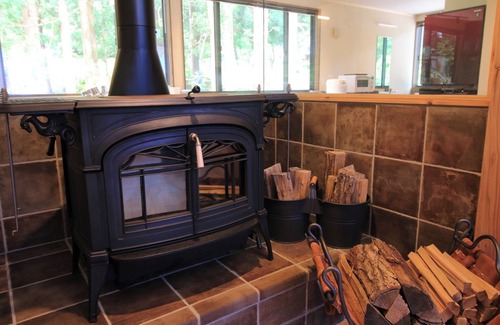 Inawashiro House | Sweet V Slumber in the flickering flames of the /Yama-gu Fukushima