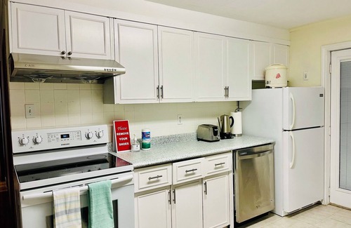 Collingwood House | Sweet Vacation Home for Travelers in COLLINGWOOD!