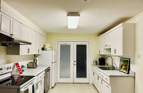 Collingwood House | Sweet Vacation Home for Travelers in COLLINGWOOD!