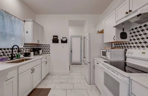 Lockhart House | Sweet Virginia - beautiful, clean home in Lockhart