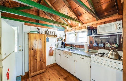 Eastham House | Sweetbriar ~ Charming Cape Cottage ~ Dog-Friendly!
